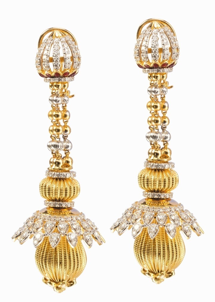 Best earrings for a round face